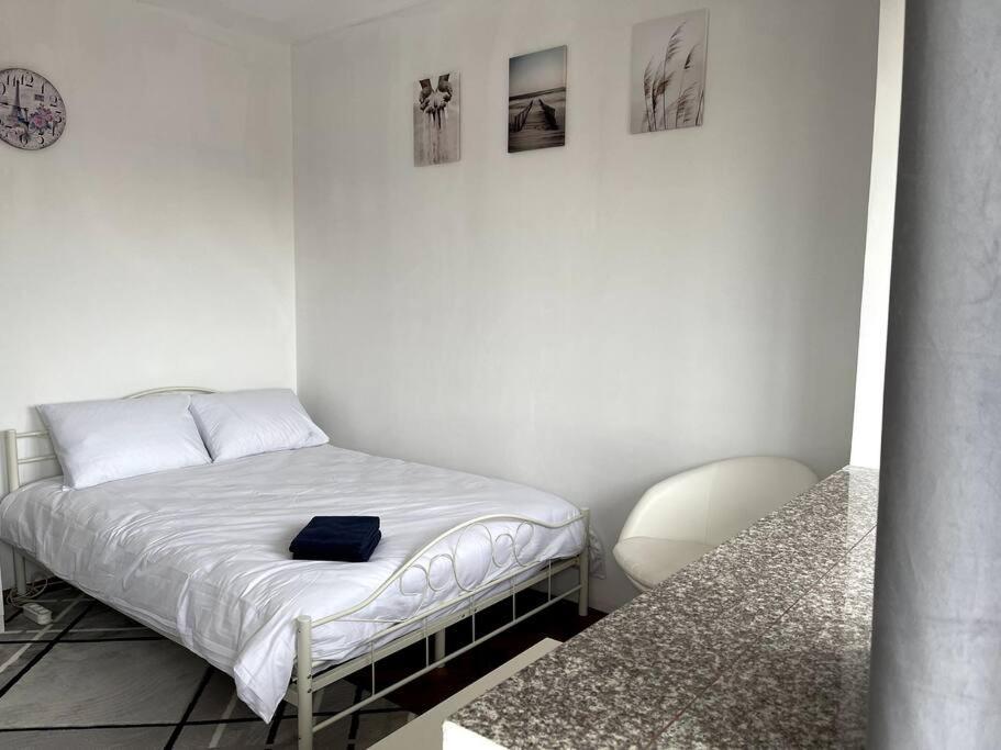 Studio Facultatea De Drept Boekarest Buitenkant foto